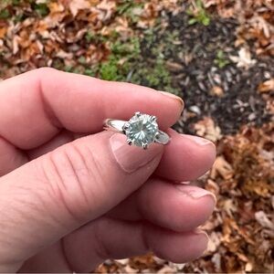 Beautiful 1ct Lab Grown Diamond set in Sterling silver size 6.5